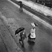 Bajo la Lluvia. Portugal, 1939 © Nicolás Muller 